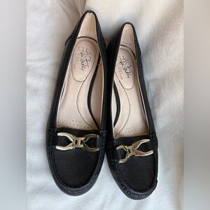 Life Stride Women’s 7 Black Flats with Gold Buckle